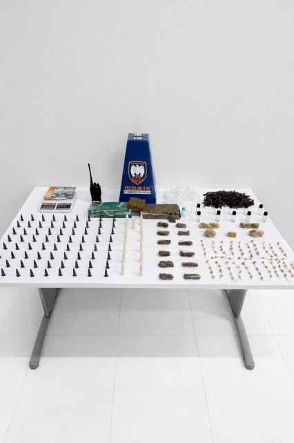 Drogas, balança de precisão, rádio comunicador e materiais de embalo apreendidos pela Polícia Militar durante operação contra o tráfico em Ibatiba.