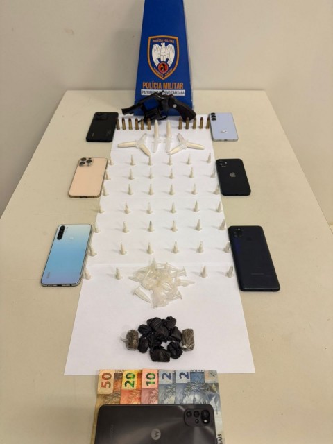 Arma de fogo, munições, celulares e drogas apreendidos pela Polícia Militar durante operação contra o tráfico em Muniz Freire.