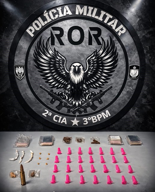 Drogas, munição e materiais para embalar entorpecentes apreendidos pela Polícia Militar durante patrulhamento no bairro São Miguel, em Guaçuí.