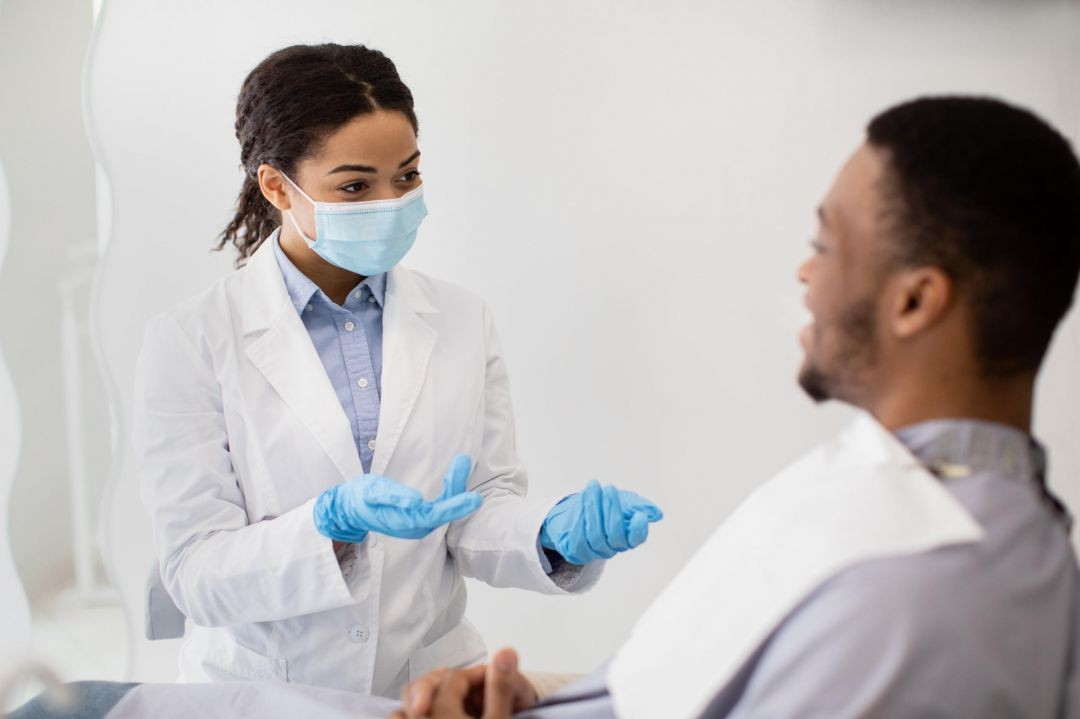 Profissional de odontologia atendendo paciente em consultório, representando o crescimento da odontologia no Espírito Santo.
