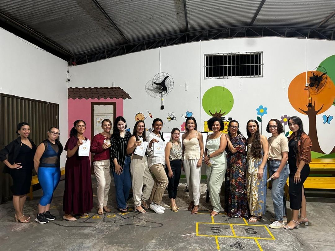 Grupo de mulheres reunidas após palestra sobre saúde hormonal feminina na Escola Impacto, em Ibatiba.