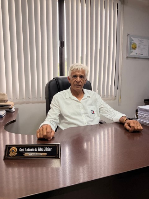 Prefeito de Muniz Freire, Gesi Antônio da Silva Júnior, sentado em gabinete oficial durante pronunciamento sobre denúncias envolvendo obra na ES-379.