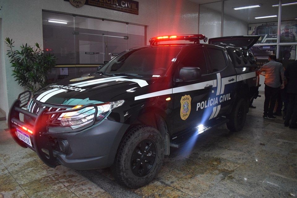 Viatura policial durante investigação de homicídio na zona rural de Ibitirama, no Espírito Santo.