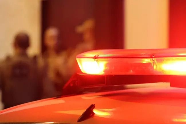 Luz de viatura policial acesa, simbolizando atendimento de ocorrência grave registrada pela polícia.