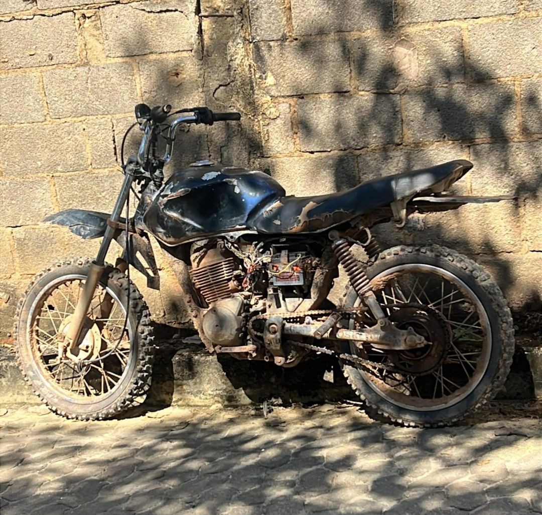 Motocicleta preta sem placa recuperada pela Polícia Militar em Jerônimo Monteiro