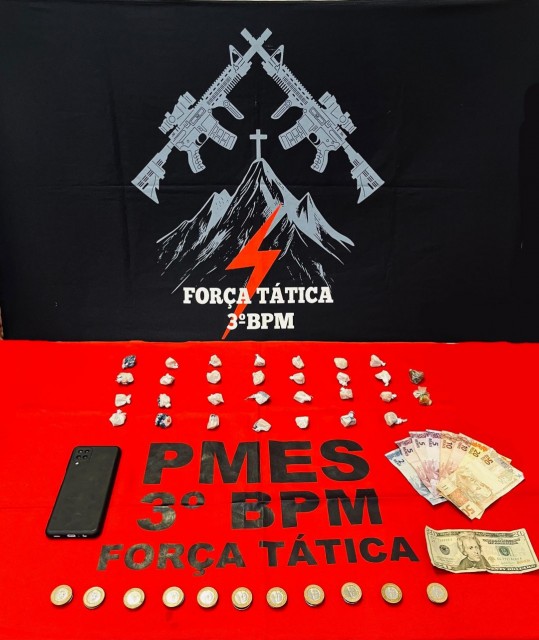 Drogas, dinheiro e celular apreendidos pela Força Tática da Polícia Militar em Alegre durante ação contra o tráfico