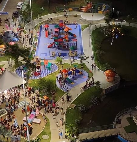 Parque temático decorado para Páscoa em Cariacica com famílias e crianças visitando o espaço
