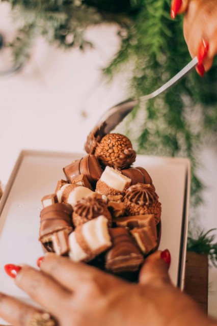 Imagem ilustrativa de produtos de Páscoa, como ovos de chocolate e itens típicos consumidos no período.