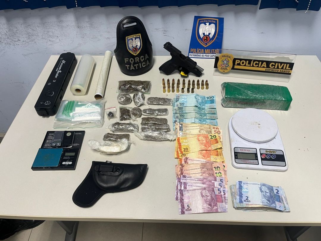 Materiais apreendidos durante operação policial em Guaçuí, incluindo arma, drogas, dinheiro e balanças de precisão.