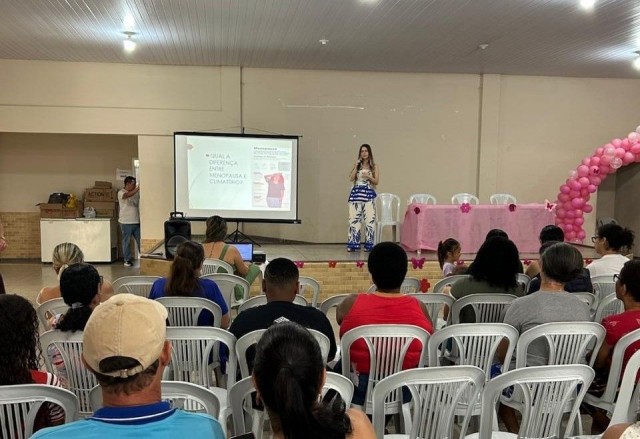 Mulheres sendo atendidas em ação de saúde com serviços gratuitos promovida pela Prefeitura de Ibitirama