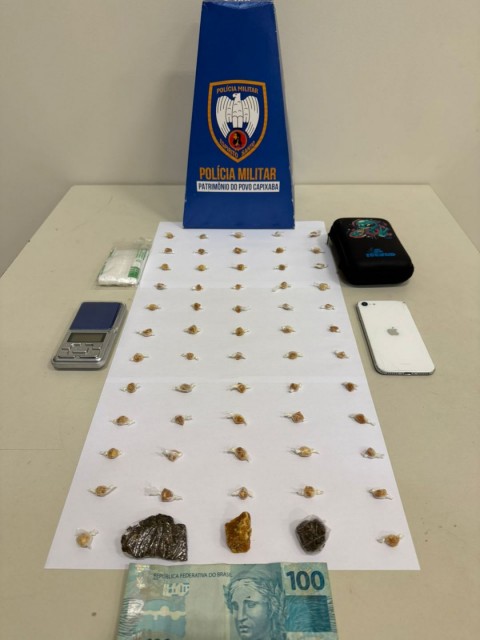 Drogas apreendidas pela Polícia Militar em Ibatiba, incluindo pedras de crack, maconha, dinheiro, balança de precisão e celular.
