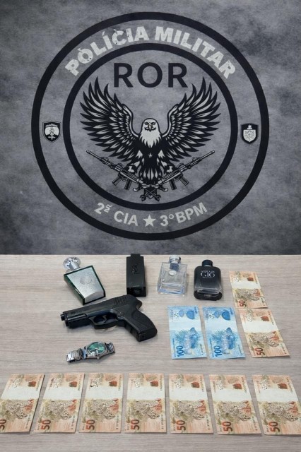 Objetos recuperados pela Polícia Militar, incluindo dinheiro, perfumes, relógio e réplica de arma de fogo após furtos em Guaçuí