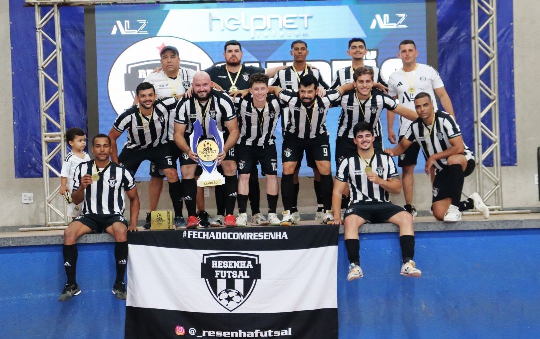 Equipe do Resenha reunida em quadra com medalhas e troféu após a conquista da Copa Helpnet Telecom de Futsal 2026.