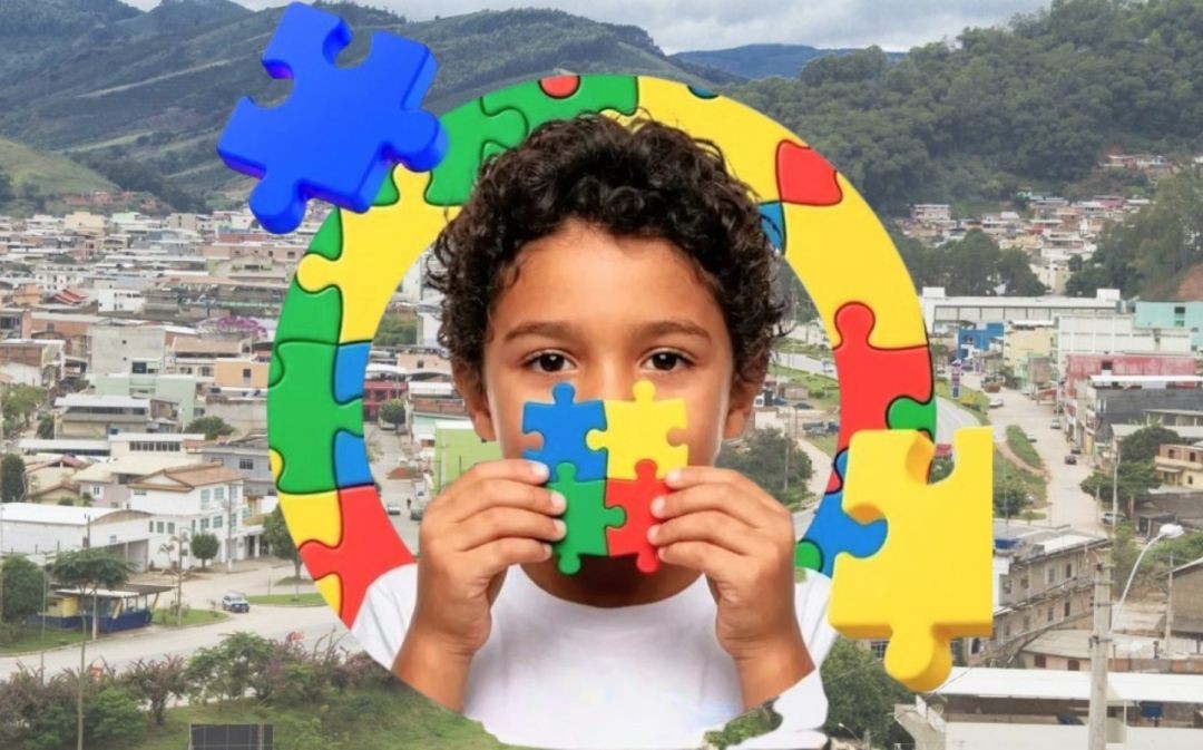 A imagem mostra um menino de cabelos cacheados segurando quatro peças de quebra-cabeça coloridas (azul, amarelo, vermelho e verde) à frente do rosto, na altura do nariz. Ao fundo, há uma moldura circular formada por peças de quebra-cabeça coloridas e, mais ao fundo, uma vista aérea da cidade de Ibatiba, com casas, ruas e montanhas sob um céu nublado. Peças de quebra-cabeça em 3D flutuam nas laterais da composição.