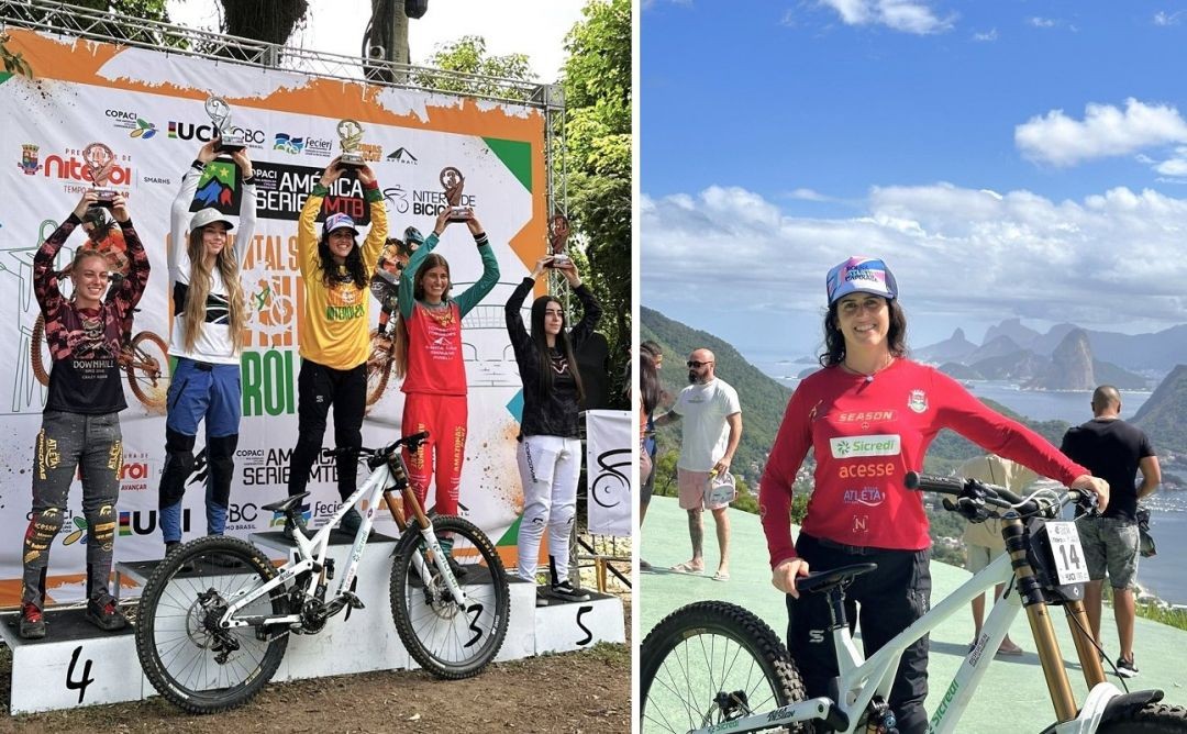 À esquerda, cinco atletas estão posicionadas em um pódio de madeira em meio a uma área arborizada. Nara Faria ocupa o degrau central (1º lugar), vestindo camisa amarela e segurando o troféu acima da cabeça. À frente do pódio, uma bicicleta de Downhill branca está posicionada. À direita, Nara Faria aparece em primeiro plano, sorrindo, vestindo uniforme vermelho de competição com patrocínios (Sicredi, Acesse, Sesport) e boné, tendo ao fundo a paisagem litorânea do Rio de Janeiro com o Pão de Açúcar.