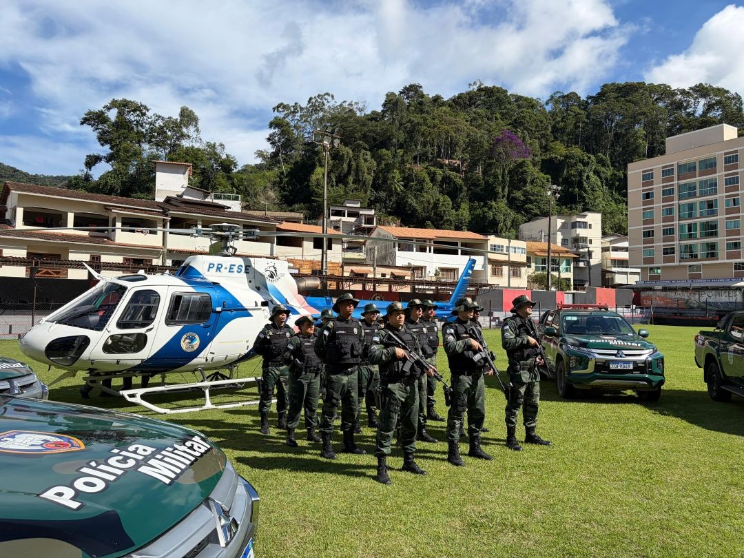 Equipe da Polícia Militar Ambiental com viaturas e helicóptero durante lançamento da operação Guardiões do Verde no Espírito Santo.
