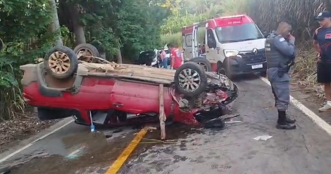 Equipes de resgate atuaram em acidente na rodovia ES-387 entre Ibitirama e Celina, com vítimas socorridas após saída de pista.
