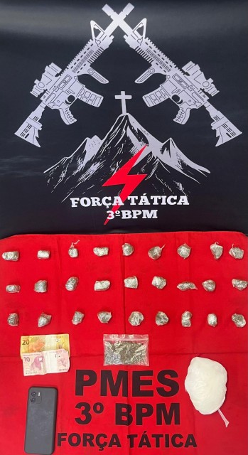 Drogas apreendidas pela Polícia Militar com porções de maconha, dinheiro e celular durante operação em Guaçuí