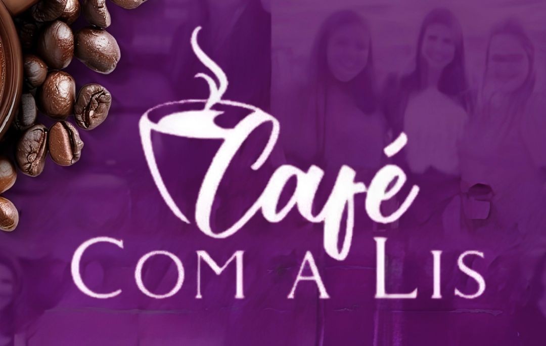 Banner digital com fundo roxo e tons de café. No topo, grãos de café e uma xícara estilizada com fumaça. Ao centro, o texto 