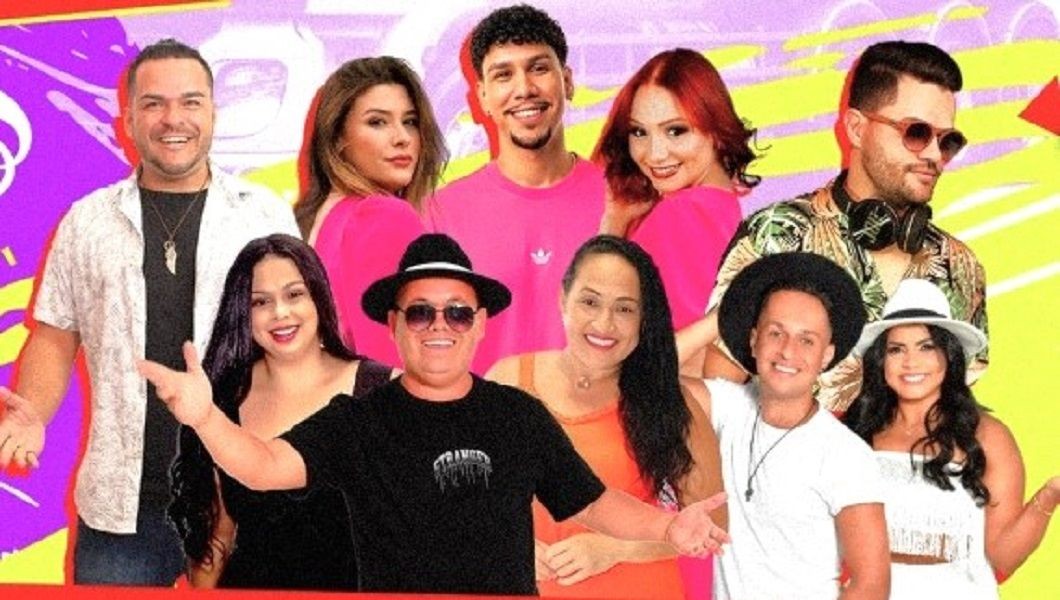 Montagem fotográfica com fundo vibrante em tons de roxo e amarelo. Em primeiro plano, dez artistas (homens e mulheres) sorriem para a foto. Eles vestem roupas coloridas e casuais, alguns usam chapéus e óculos de sol, representando as atrações musicais do Carnaval de Apiacá.