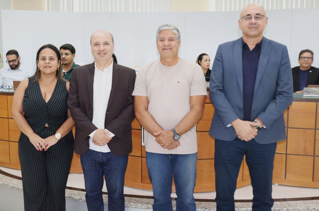 Foto oficial das autoridades após a audiência. O prefeito Romário Vieira está entre a diretoria do Conselho Municipal de Saúde, Lara Elke Oliveira, Marcelo de Oliveira dos Anjos e Luciano Silveira. Eles posam à frente da bancada da Câmara.