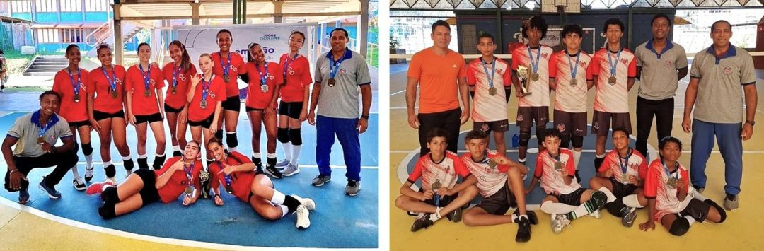 Equipe feminina com uniformes vermelhos posa com medalhas e troféu após partida dos Jogos Escolares do Espírito Santo, em quadra de Guaçuí, enquanto, ao lado, equipe masculina juvenil com uniformes vermelhos e brancos posa com medalhas e troféu ao lado de comissão técnica, durante regional dos Jogos Escolares em Guaçuí.