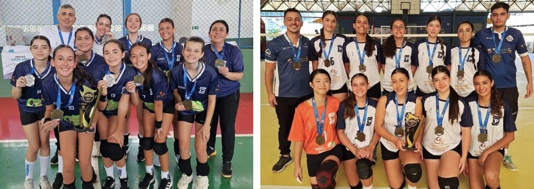 Uma imagem composta por duas fotografias coloridas distintas, uma ao lado da outra, mostrando um grupo de nove jovens jogadoras e três membros da comissão técnica (um técnico homem e duas técnicas mulheres) posando juntos em um ginásio poliesportivo com piso verde. As atletas vestem uniformes marinho com detalhes brancos e a letra 