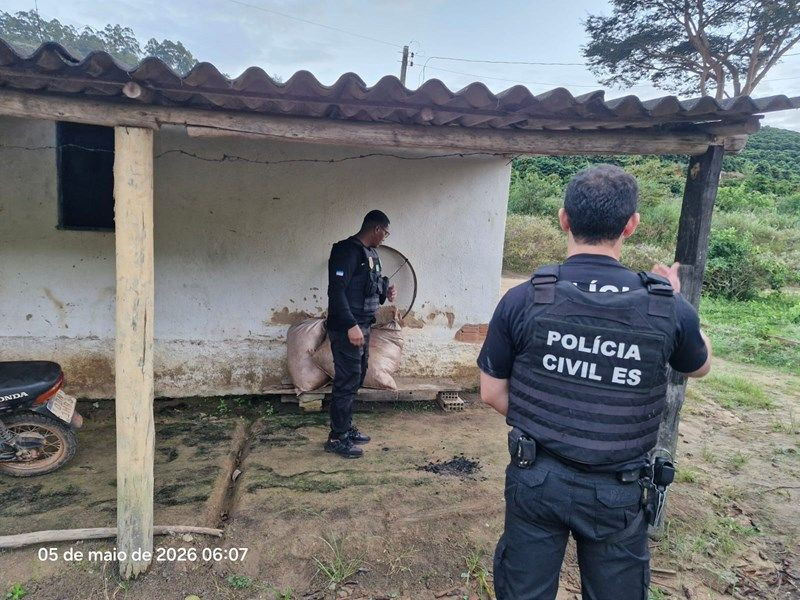 Policiais civis durante operação em área rural de Ibitirama onde mulher foi presa por tráfico de drogas com apoio de cão farejador.