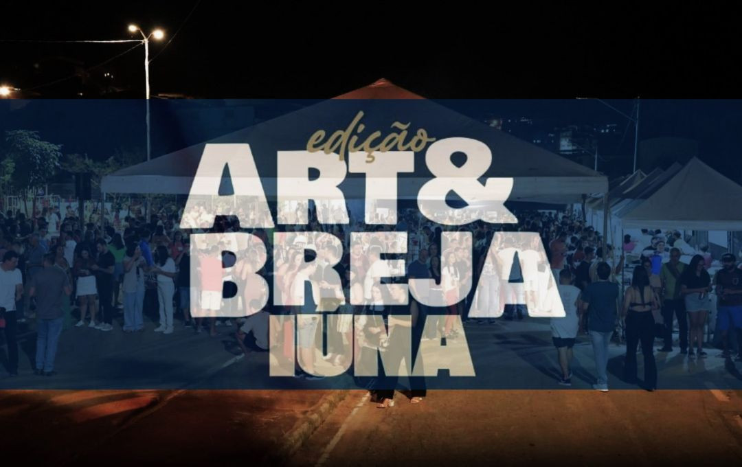 Fotografia noturna de uma praça pública lotada durante um evento. Ao fundo, veem-se tendas brancas iluminadas e postes de luz. Sobreposta à imagem, há uma faixa azul semitransparente com o logotipo do evento em letras garrafais brancas onde se lê 