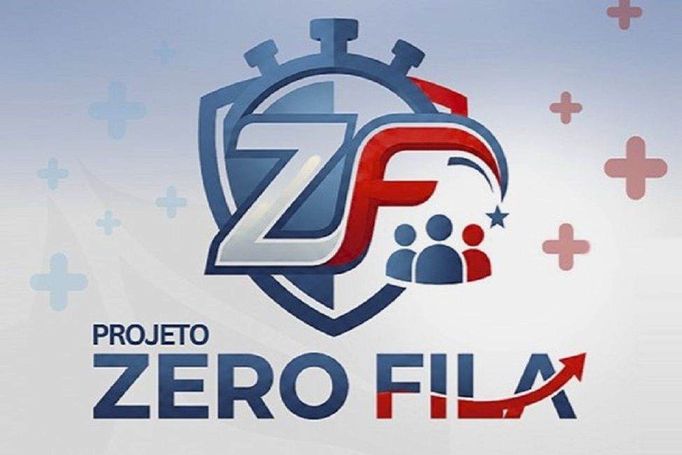 Logotipo oficial do 'Projeto Zero Fila' de Iúna. O emblema apresenta um escudo estilizado em tons de azul e prata com um cronômetro ao fundo. As iniciais 'ZF' aparecem em destaque (prata e vermelho). No canto inferior direito, há silhuetas de três pessoas em azul e vermelho, seguidas pelo nome do projeto e uma seta ascendente vermelha.