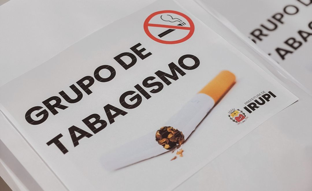 Foto mostra um folheto informativo com o título 