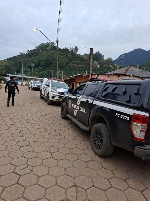 Viaturas da Polícia Civil e Polícia Militar durante operação realizada no distrito de Santa Marta, em Ibitirama, no Caparaó capixaba.