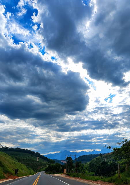 Vista das montanhas do Caparaó com céu parcialmente nublado durante previsão de clima ameno e possibilidade de chuva na região de Iúna.