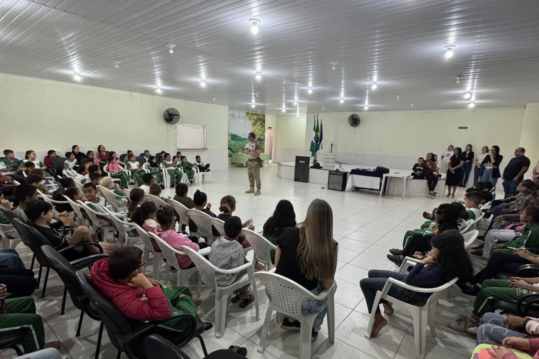 Policiais civis realizam palestra educativa com estudantes durante ação dos projetos Papo de Responsa e Agente Canino em escola de Divino de São Lourenço.