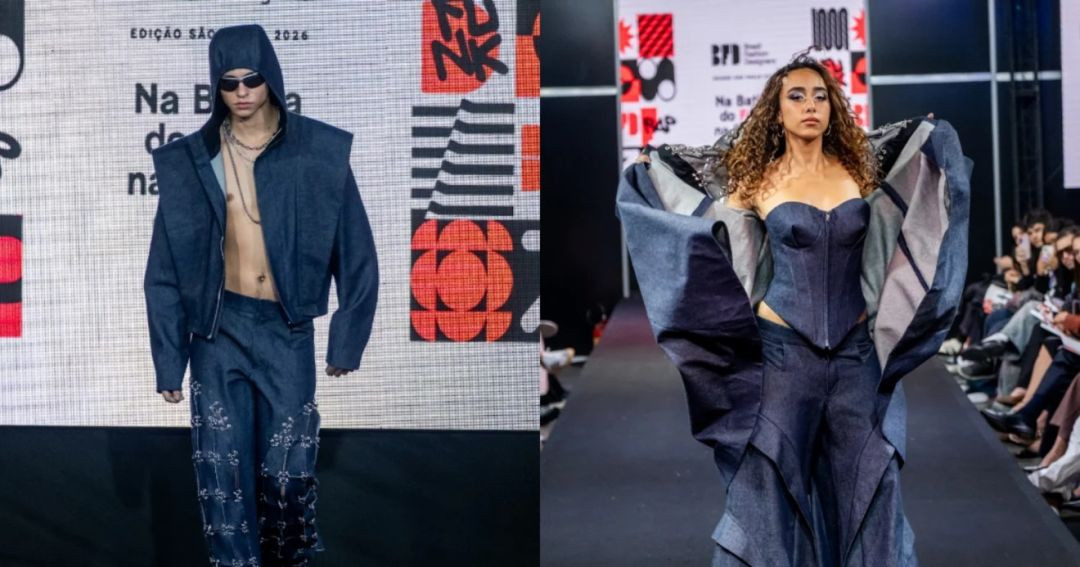 Imagem composta por duas fotos, com dois modelos desfilando. À esquerda, um modelo desfila, com um painel claro atrás, vestindo conjunto, em tons azul-escuro, composto de calça e jaqueta com capuz e texturas geométricas nas pernas. À direita, uma modelo desfila em uma passarela escura vestindo traje em tons de azul-escuro e cinza, composto por calça larga, espartilho estruturado e uma capa volumosa aberta.