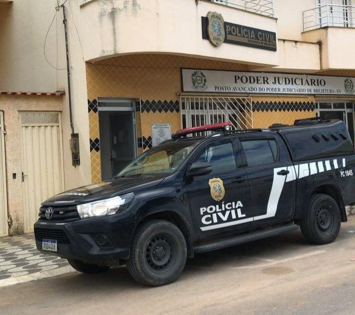 Viaturas da Polícia Civil durante operação policial realizada em Brejetuba para cumprimento de mandado judicial.