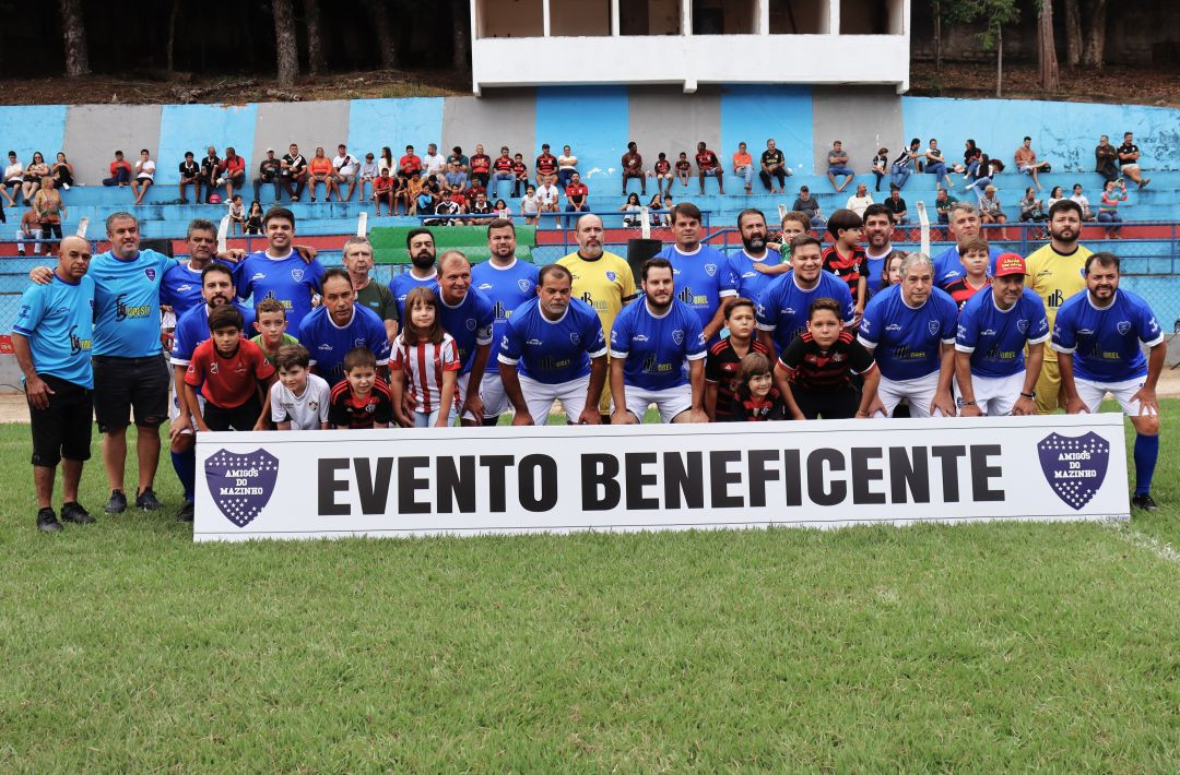 Foto oficial posada da equipe dos Comerciantes e Patrocinadores. Os jogadores, vestindo camisas azuis e calções brancos, posam perfilados em duas fileiras (em pé e agachados) atrás de uma grande faixa branca estendida no chão que traz os dizeres 