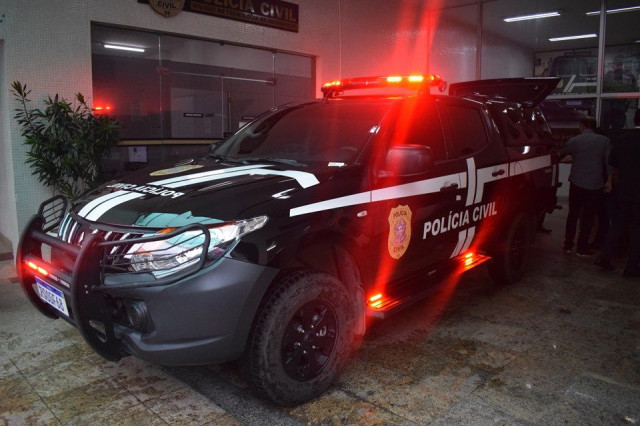 Viatura da Polícia Civil do Espírito Santo estacionada em frente à delegacia durante operação policial.