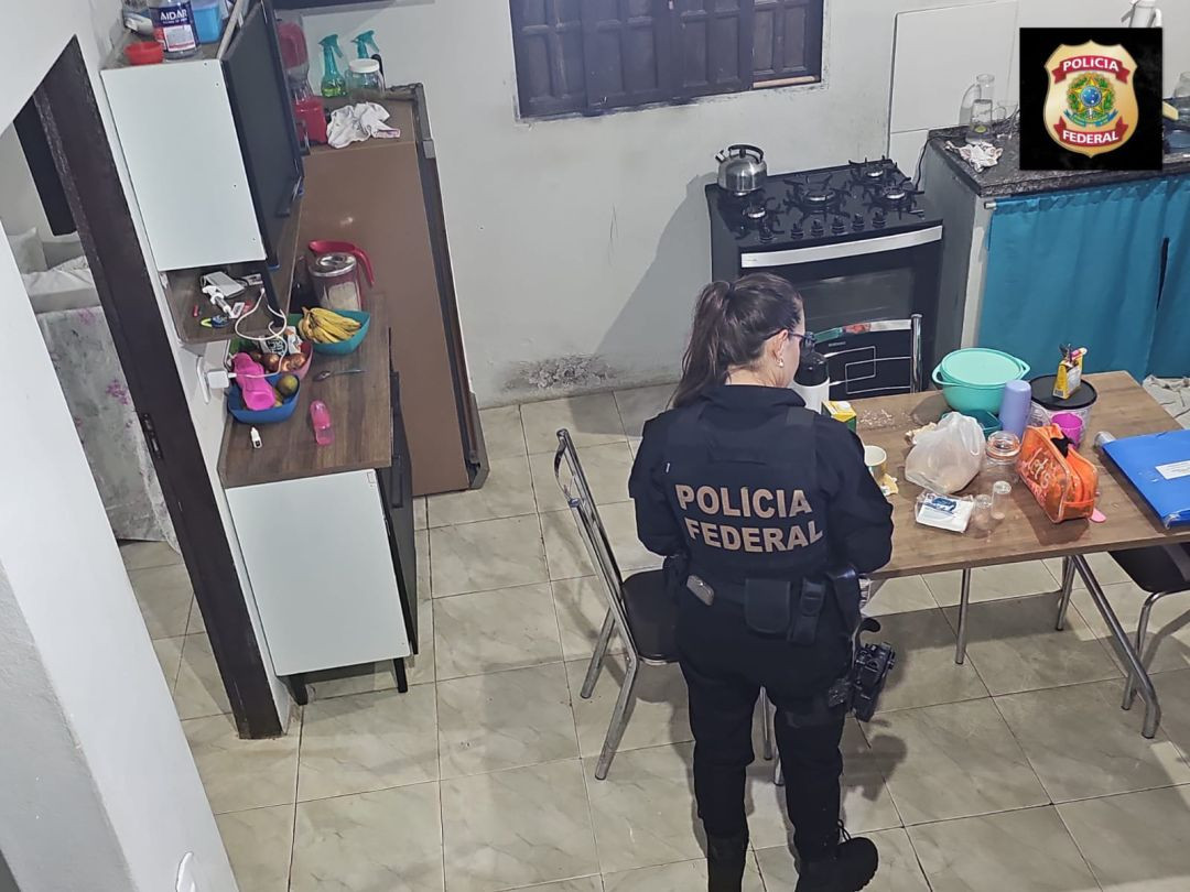 Agente da Polícia Federal durante cumprimento de mandado em operação contra fraude documental ligada à cidadania italiana.