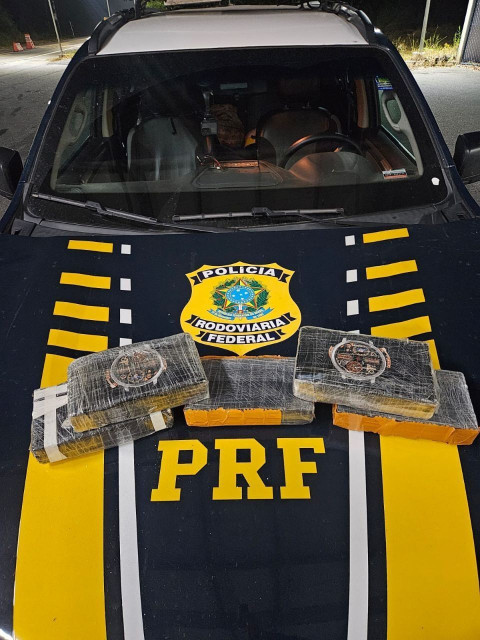 Tabletes de cocaína apreendidos pela PRF sobre viatura durante operação na BR-262, em Muniz Freire.