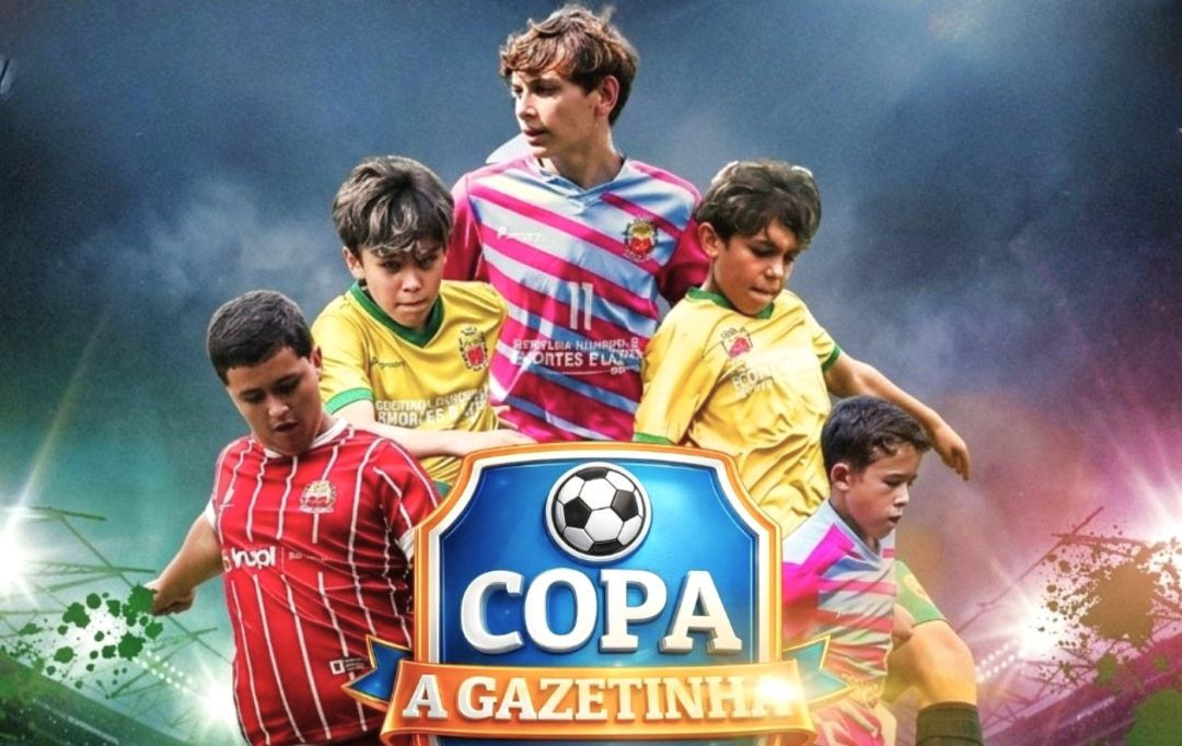 Arte gráfica vertical da Copa A Gazetinha. Na parte superior, cinco jovens jogadores de futebol posam vestindo os uniformes das equipes de Irupi: um padrão listrado em rosa e azul-claro com o número 11, outro em amarelo com detalhes verdes, e um terceiro em vermelho com listras verticais brancas. Na parte inferior central, há o logotipo oficial do torneio com um escudo azul, uma bola de futebol clássica e a inscrição 