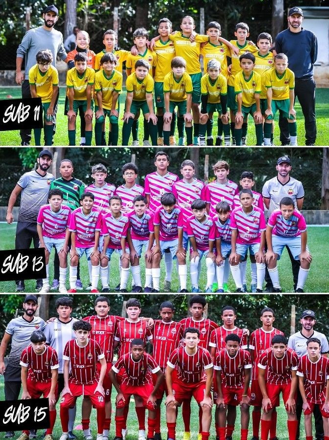 Montagem fotográfica dividida horizontalmente em três partes, mostrando as equipes de futebol de base de Irupi perfiladas em um gramado, acompanhadas por dois membros da comissão técnica nas extremidades. A imagem superior mostra o elenco 