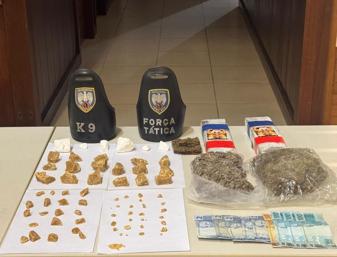 Drogas apreendidas pela Polícia Militar em Iúna, incluindo maconha, skunk, crack, cocaína e dinheiro encontrados em área de mata na zona rural do município.
