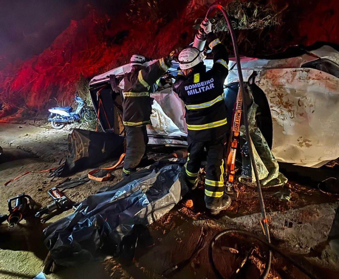 Bombeiros militares realizam o desencarceramento de vítima presa às ferragens após acidente automobilístico na comunidade de Santa Clara, zona rural de Ibatiba.