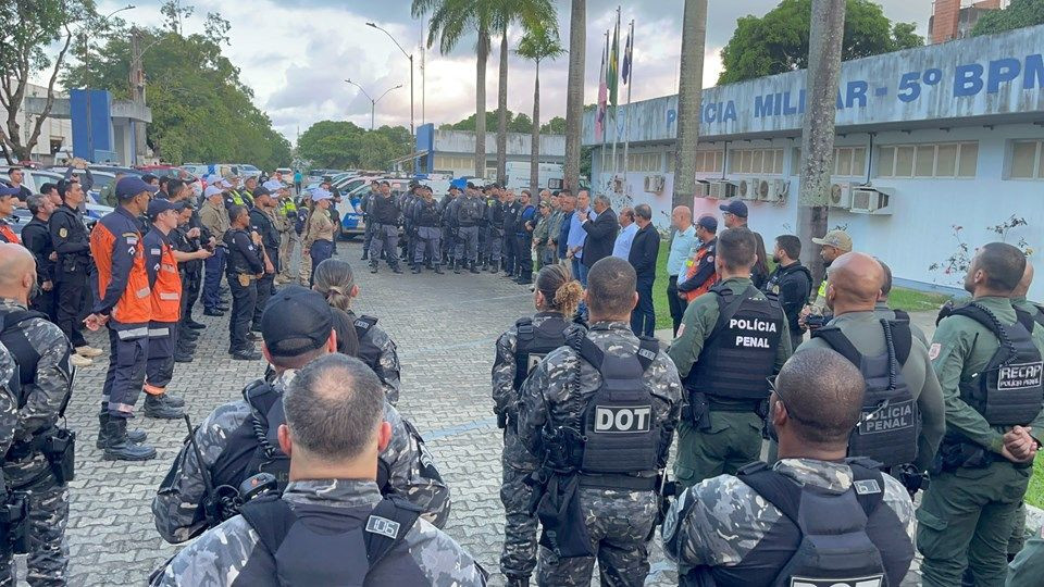 Agentes das forças de segurança pública participam de reunião operacional em frente ao 5º Batalhão da Polícia Militar no Espírito Santo.