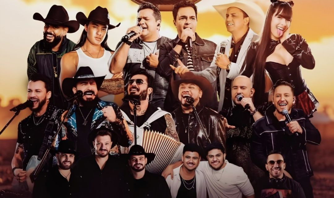 A imagem mostra o palco principal lotado com múltiplos artistas de chapéu de cowboy cantando e tocando instrumentos (como guitarras e acordeão) sob uma rica iluminação dourada e âmbar durante o pôr do sol. Telas de LED no palco e nas laterais exibem claramente os dizeres 