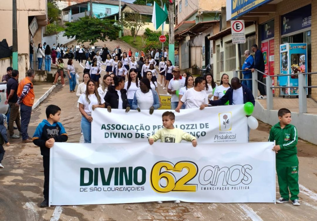 Desfile cívico em comemoração aos 62 anos de Divino de São Lourenço reuniu estudantes, fanfarras, atletas, autoridades e moradores no centro do município.
