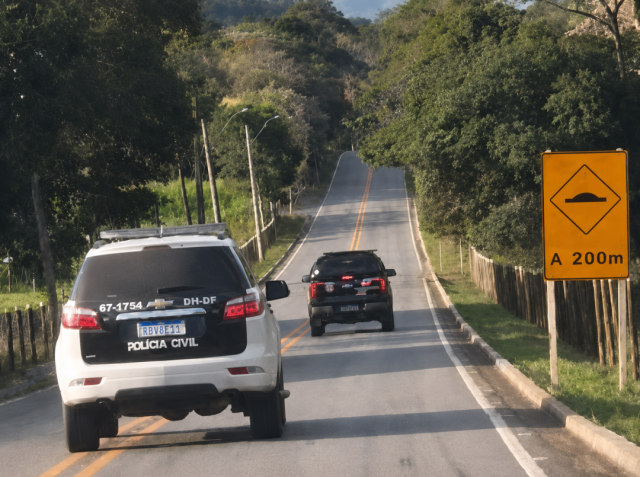 Policiais civis durante operação que resultou na prisão de um homem foragido da Justiça no município de Guaçuí, no Sul do Espírito Santo.