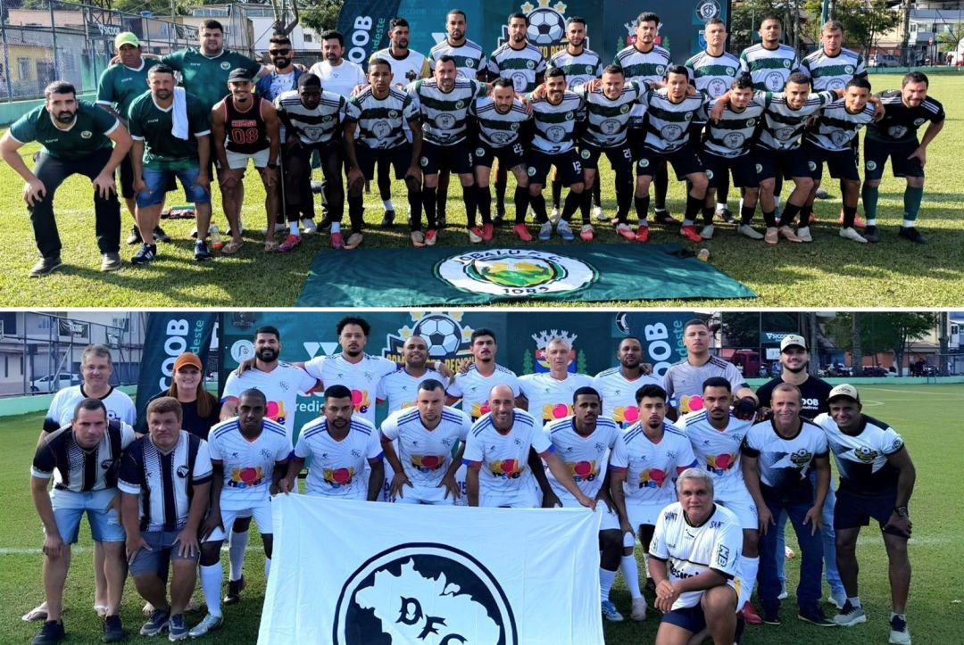 Montagem com foto oficial da equipe do Jobalu F.C., com os jogadores e a comissão técnica posam perfilados no gramado do estádio. Eles vestem camisas listradas horizontalmente em verde e branco com calções pretos. À frente do grupo, está estendida no chão uma grande bandeira verde com o escudo redondo do clube e a inscrição 