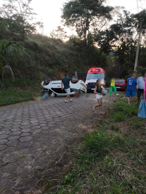Veículo após cair de uma área elevada nas proximidades do Cristo Redentor, no Centro de Guaçuí, durante ocorrência registrada na tarde de domingo.